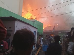 Video Kebakaran di Permukiman Padat Jatinegara, Asap Hitam Mengepul