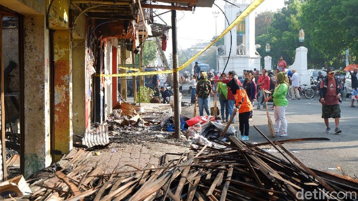 Puing puing 13 Ruko di Tegalega  Jadi Tontonan Warga Arus 