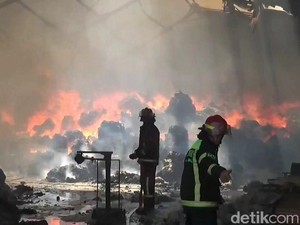 Gudang Penyimpanan Benang dan Kapas Pabrik di Sumedang Kebakaran
