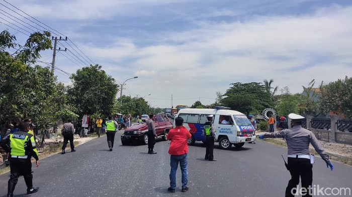 kecelakaan kijang dan truk di KM 17 Dusun Beji Kec Jenu, Tuban