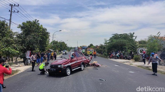 kecelakaan kijang dan truk di KM 17 Dusun Beji Kec Jenu, Tuban