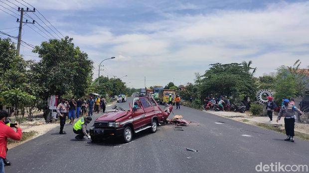 kecelakaan kijang dan truk di KM 17 Dusun Beji Kec Jenu, Tuban
