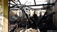 Atap ruko tampak hangus terbakar.