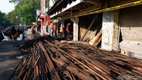 Para pedagang mencari barang-barang yang bisa diselamatkan.