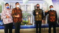 Kepala Instalasi Pengelola Pasien Jaminan RSUP Persahabatan dr. Marsada, Ahli Paru RSUP Persahabatan dr. Erlang, Head of marketing Kota KertaBumi & Property Expert  Emil S. Utomo dan Sales Manager Kota Kerta Bumi Munaji berbincang mengenai Konsep Hunian Sehat dan Nyaman di marketing Gallery Kota Kertabumi Karawang, Jawa Barat.