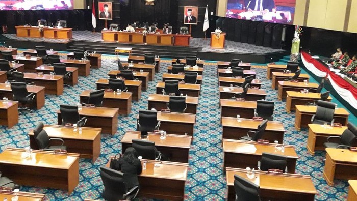 Kursi di rapat paripurna DPRD banyak yang kosong karena 4 fraksi walkout