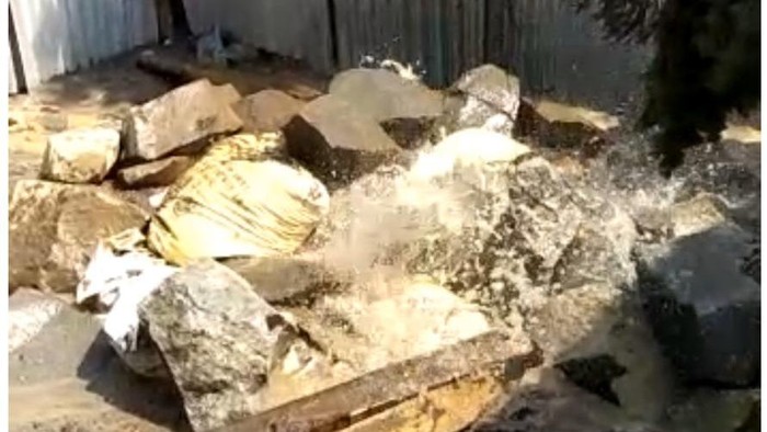 Lubang Semburan Air yang viral kini ditutup batu