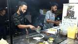 Jago Juggling Telur dan Pantun, Mas Burger di Makassar Banjir Pembeli