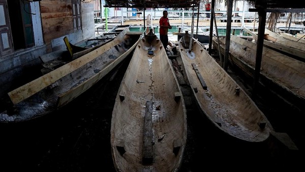 Nelayan adalah profesi utama suku Bajau Torosiaje dan beberapa diantaranya tukang perahu dan juga tukang bangunan. Nelayan adalah profesi utama suku Bajau Torosiaje dan beberapa diantaranya tukang perahu dan juga tukang bangunan.