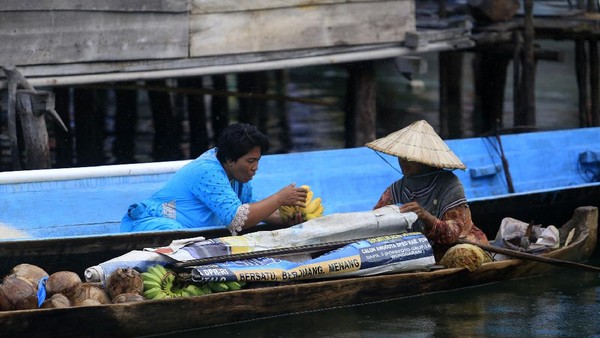 Dimulai saat matahari belum terbit hingga terbenam, raungan mesin perahu terdengar lalu lalang silih berganti, perahu kayu yang ditempelkan mesin itu memiliki peran penting dalam kehidupan sehari-hari masyarakat Bajau. Dimulai saat matahari belum terbit hingga terbenam, raungan mesin perahu terdengar lalu lalang silih berganti, perahu kayu yang ditempelkan mesin itu memiliki peran penting dalam kehidupan sehari-hari masyarakat Bajau.