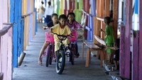 Pemerintah daerah setempat pun memberikan perannya dalam pengembangan perkampungan Bajau Torosiaje, berbagai program telah dilakukan disana, mulai dari peningkatan perekonomian masyarakat melalui sektor perikanan, pembangunan sekolah, fasilitas umum, kesehatan, internet gratis hingga pariwisata.
