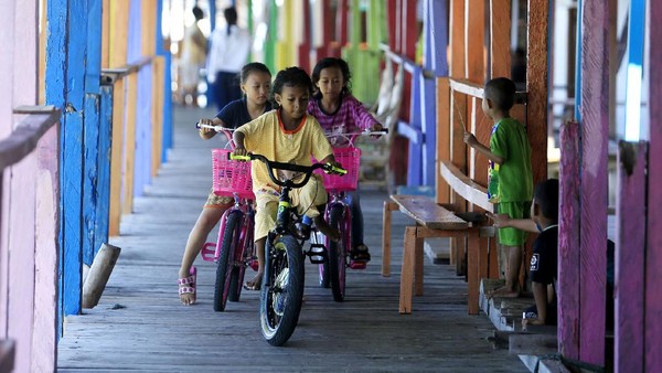 Pemerintah daerah setempat pun memberikan perannya dalam pengembangan perkampungan Bajau Torosiaje, berbagai program telah dilakukan disana, mulai dari peningkatan perekonomian masyarakat melalui sektor perikanan, pembangunan sekolah, fasilitas umum, kesehatan, internet gratis hingga pariwisata. Pemerintah daerah setempat pun memberikan perannya dalam pengembangan perkampungan Bajau Torosiaje, berbagai program telah dilakukan disana, mulai dari peningkatan perekonomian masyarakat melalui sektor perikanan, pembangunan sekolah, fasilitas umum, kesehatan, internet gratis hingga pariwisata.