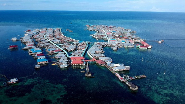 MELIHAT DARI DEKAT KAMPUNG PENGEMBARA LAUT Seorang warga suku bajau menjemur teripang laut di desa Torosiaje.