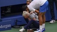 Djokovic yang terkejut lantas menghampiri hakim garis tersebut sehingga pertandingan dihentikan.