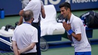 Alhasil, umpiree memutuskan Djokovic harus didiskualifikasi dan meloloskan Busta ke perempatfinal.
