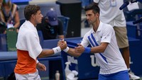 Djokovic pun menerima keputusan itu seraya memberikan selamat kepada lawannya.