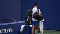 Djokovic lalu membereskan perlengkapannya dan meninggalkan lapangan.