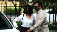 Vanessa tiba di PN Jakbar didampingi suaminya Bibi Ardiansyah.