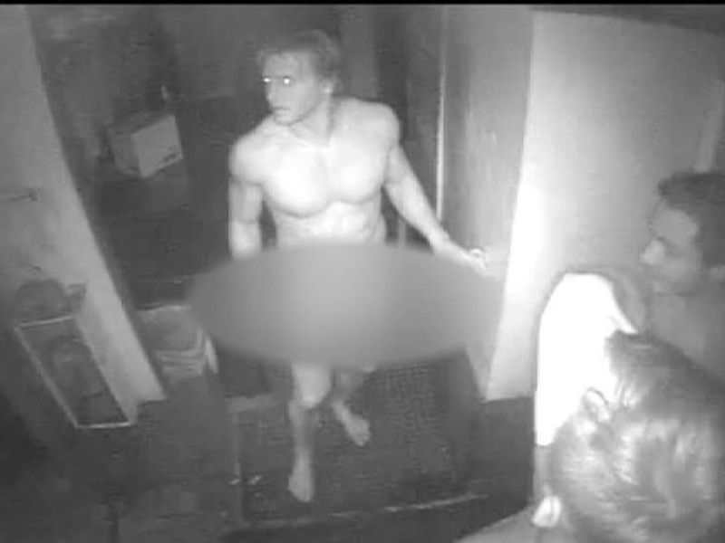 Orang Ini Ditangkap Polisi Karena Telanjang di Restoran