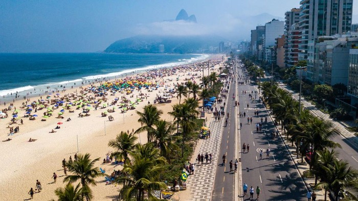RIO DE JANEIRO, BRAZIL - SEPTEMBER 06: An aerial view of  people enjoying the weather at Botafogo Beach on September 6, 2020 in Rio de Janeiro, Brazil. Residents of Rio de Janeiro and tourists disrespected the rules of the city and occupied the sands of the beaches. A municipal decree cleared beach vendors and permitted bathing in the sea. However, the use of chairs and tents on the sand is still prohibited.