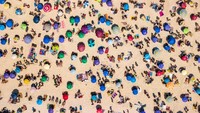 Namun Penduduk Rio de Janeiro dan turis tidak menghormati aturan kota dengan menempati pasir pantai. Buda Mendes/Getty Images  