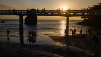 Pemandangan matahari terbenam juga tidak bisa dilewatkan oleh para wisatawan. Buda Mendes/Getty Images  