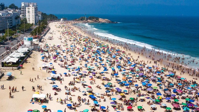 RIO DE JANEIRO, BRAZIL - SEPTEMBER 06: An aerial view of  people enjoying the weather at Botafogo Beach on September 6, 2020 in Rio de Janeiro, Brazil. Residents of Rio de Janeiro and tourists disrespected the rules of the city and occupied the sands of the beaches. A municipal decree cleared beach vendors and permitted bathing in the sea. However, the use of chairs and tents on the sand is still prohibited.