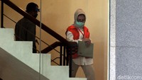Selain itu, KPK menyebut Kepala Bapenda Kutai Timur Musyaffa menerima uang senilai Rp 4,8 miliar dari kontraktor terkait dengan sejumlah proyek di Kutai Timur. KPK juga menyebut Encek diduga menerima uang sejumlah Rp 200 juta. Diduga uang itu diterima Encek karena Ismunandar mengamankan anggaran proyek di Pemkab Kutai Timur agar para kontraktor tidak mendapat potongan anggaran.