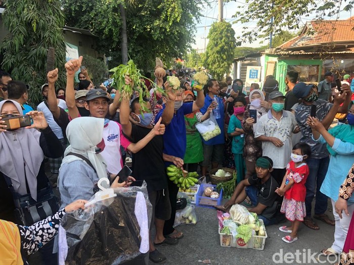pedagang pasar kedurus protes banyak pedagang liar jualan di luar pasa