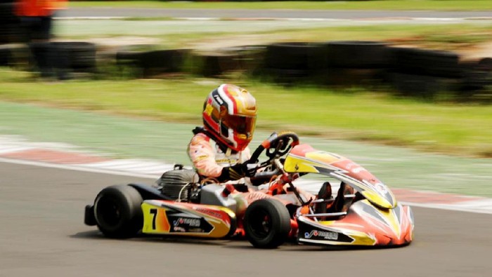 Pegokart Cilik Ini Mantap Menuju Kejuaraan Dunia Meski pada latihan kali ini Qarrar Firhand Ali belum meraih hasil memuaskan, Tapi ia telah berhasil meraih tiket menuju kejuaraan dunia Karting di Italia.