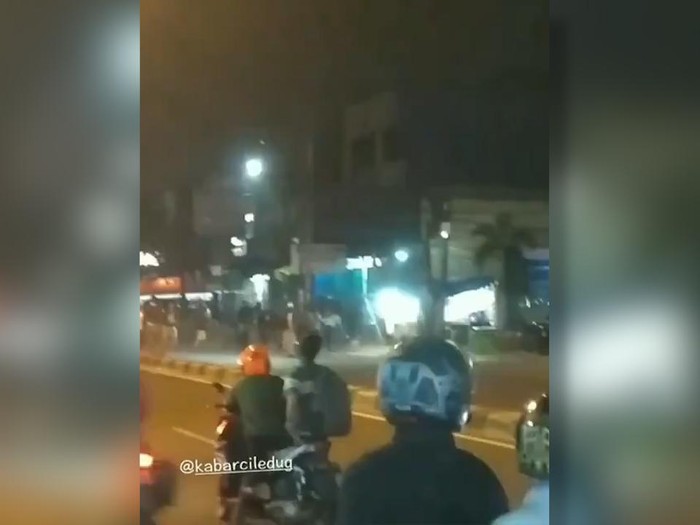 Ormas Pemuda Pancasila (PP) dan Forum Betawi Rempug (FBR) terlibat bentrokan di Ciledug, Tangerang. Ratusan masa itu saling serang dengan melemparkan batu ke arah yang berlawanan.