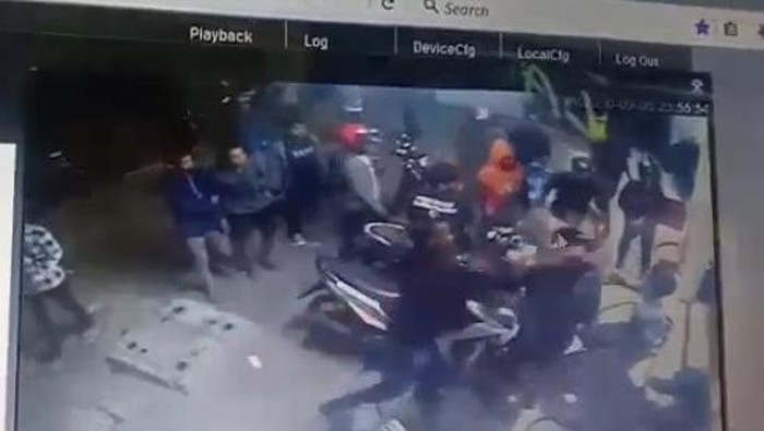 Pengeroyokan pemuda di Makassar terekam CCTV (dok. Istimewa).