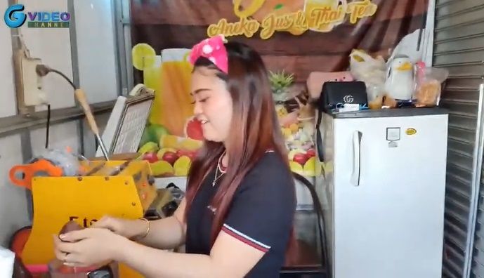 Penjual jus buah cantik di Bandung