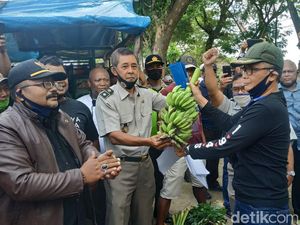 Puluhan Petani Beri Hasil Ladang ke BPN Blitar untuk Bayar Sertifikat Tanah