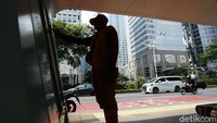 Salah satunya membersihkan halte bus yang berada di sepanjang Jalan Sudirman, Jakarta Pusat, Senin (07/09/2020).