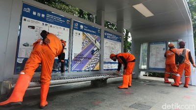 Aksi Pasukan Oranye Bersihkan Halte Bus di Jalan Sudirman