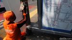 Aksi Pasukan Oranye Bersihkan Halte Bus di Jalan Sudirman