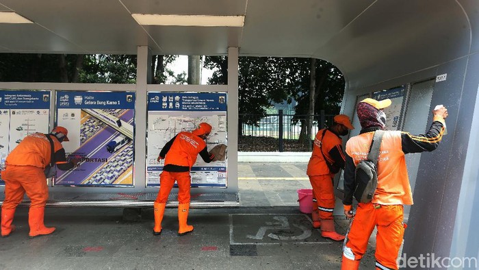 Petugas Bersihkan Halte Bus di Sepanjang Jalan Sudirman Di masa pandemi, sejumlah pasukan oranye terus melakukan perawatan dan bersih-bersih fasilitas umum di Ibukota Jakarta. Salah satunya halte bus.