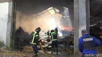 Diketahui, penyebab kebakaran diduga dari percikan api mesin pembuatan benang.