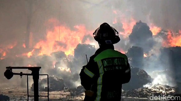 Aksi Damkar Padamkan Api di Gudang Pabrik Benang dan Kapas Sumedang