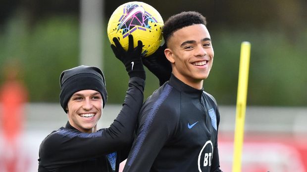 BURTON-UPON-TRENT, ENGLAND - NOVEMBER 11: Phil Foden and Mason Greenwood of England U21s takes part in a training session at St Georges Park on November 11, 2019 in Burton-upon-Trent, England. (Photo by Nathan Stirk/2019 Getty Images)