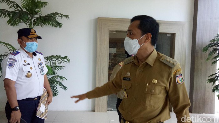 Pj Walkot Makassar, Rudy Djamaluddin, geram melihat kondisi Gedung Balai Kota Makassar yang dinilainya sudah nyaris roboh (Ibnu Munsir/detikcom)