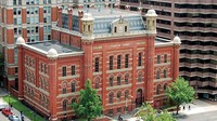Kenapa museum ini dibangun di kawasan Franklin School? Ternyata ada alasannya, pertama karena Franklin School adalah sekolah umum pertama yang dibuka di Washington DC. dan kedua karena di atap bangunan sekolah ini juga Alexander Graham Bell mencoba tranmisi nirkabelpertama dari photophone-nya, sebuah penemuan yang menggunakan seberkas cahaya untuk mengirimkan suara. (dok Planet Word Museum)