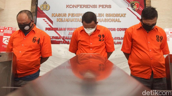 Polisi menunjukkan barang bukti uang tunai senilai 56,8 Miliar di Bareskrim Polri, Jakarta, Senin (7/9/2020). Kasus penipuan Internasional ini terkait ventilator dan monitor COVID-19.