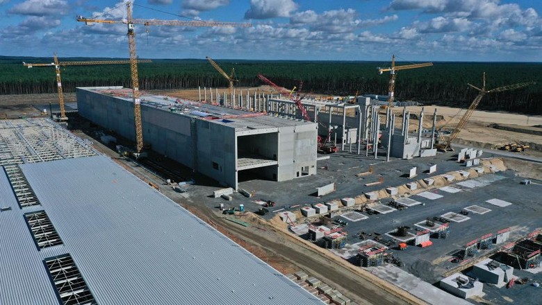 Proyek Gigapabrik Tesla di Jerman GRUENHEIDE, GERMANY - SEPTEMBER 06: (EDITORS NOTE: Image is a digital panoramic composite.) In this aerial view from a drone, the construction site of the new Tesla Gigafactory stands near Berlin on September 06, 2020 near Gruenheide, Germany. Tesla is planning to begin electric car production at the site by the summer of 2021 with 12,000 employees and an output of at least 100,000 cars annually. (Photo by Sean Gallup/Getty Images)