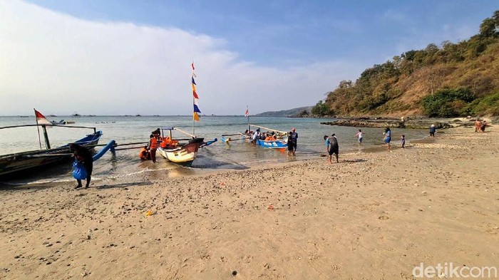 Deretan pulau membentang di kawasan Geopark Ciletuh Palabuhanratu, Sukabumi. Salah satu pulau di kawasan tersebut dinamai Pulau Kunti.