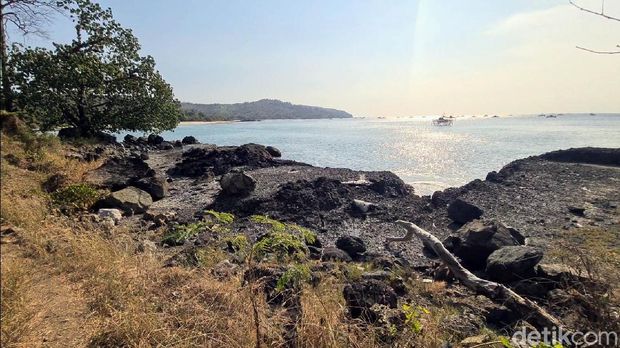 Deretan pulau membentang di kawasan Geopark Ciletuh Palabuhanratu, Sukabumi. Salah satu pulau di kawasan tersebut dinamai Pulau Kunti.