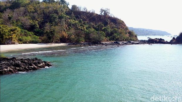 Deretan pulau membentang di kawasan Geopark Ciletuh Palabuhanratu, Sukabumi. Salah satu pulau di kawasan tersebut dinamai Pulau Kunti.