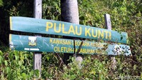 Secara administrasi Pulau Kunti berada di Kampung Cimarinjung, Desa Ciwaru, Kecamatan Ciemas, Kabupaten Sukabumi, Jawa Barat. Butuh waktu sekitar 8 jam apabila melakukan perjalanan dari Bandung.