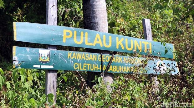 Deretan pulau membentang di kawasan Geopark Ciletuh Palabuhanratu, Sukabumi. Salah satu pulau di kawasan tersebut dinamai Pulau Kunti.